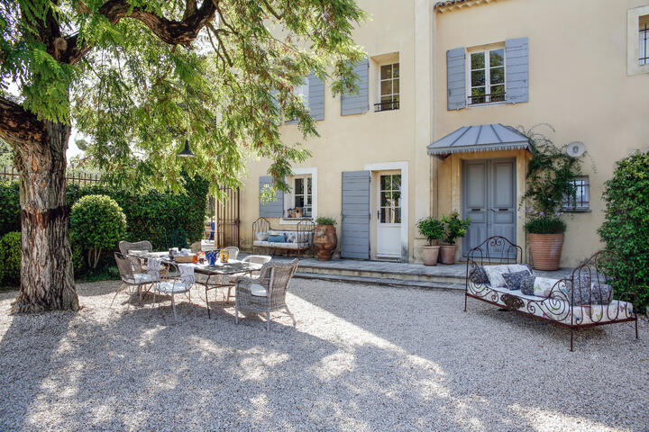 Provençal vacation rental with guest house
