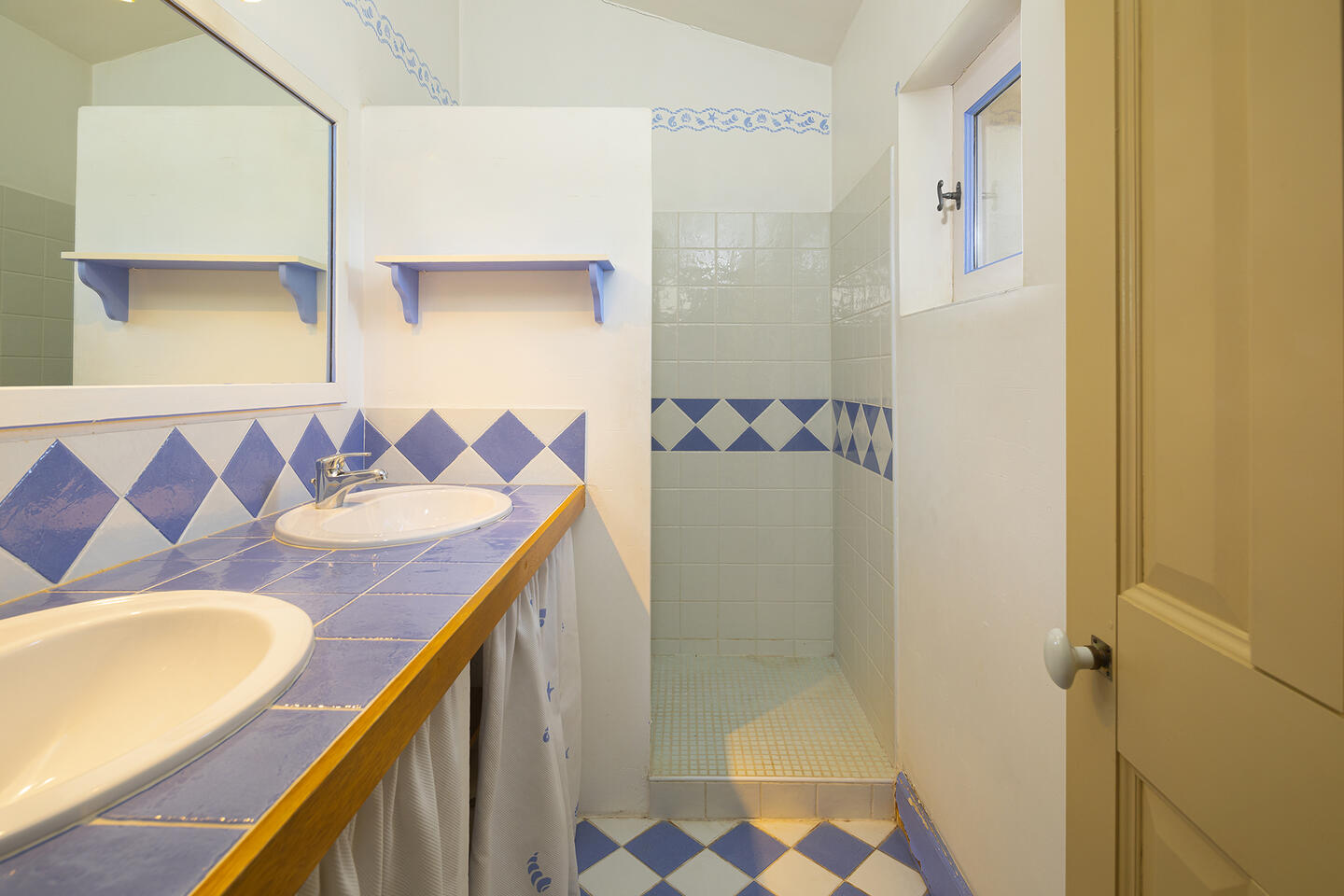 33 - Le Mas de Provence: Villa: Bathroom