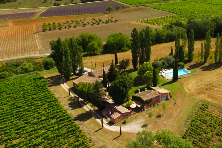 Outstanding farmhouse with a heated pool in the Luberon