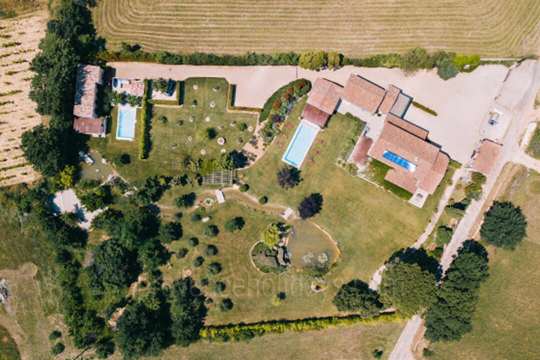Schöne Domaine mit zwei Pools im Luberon 4 - Domaine de la Source: Villa: Exterior