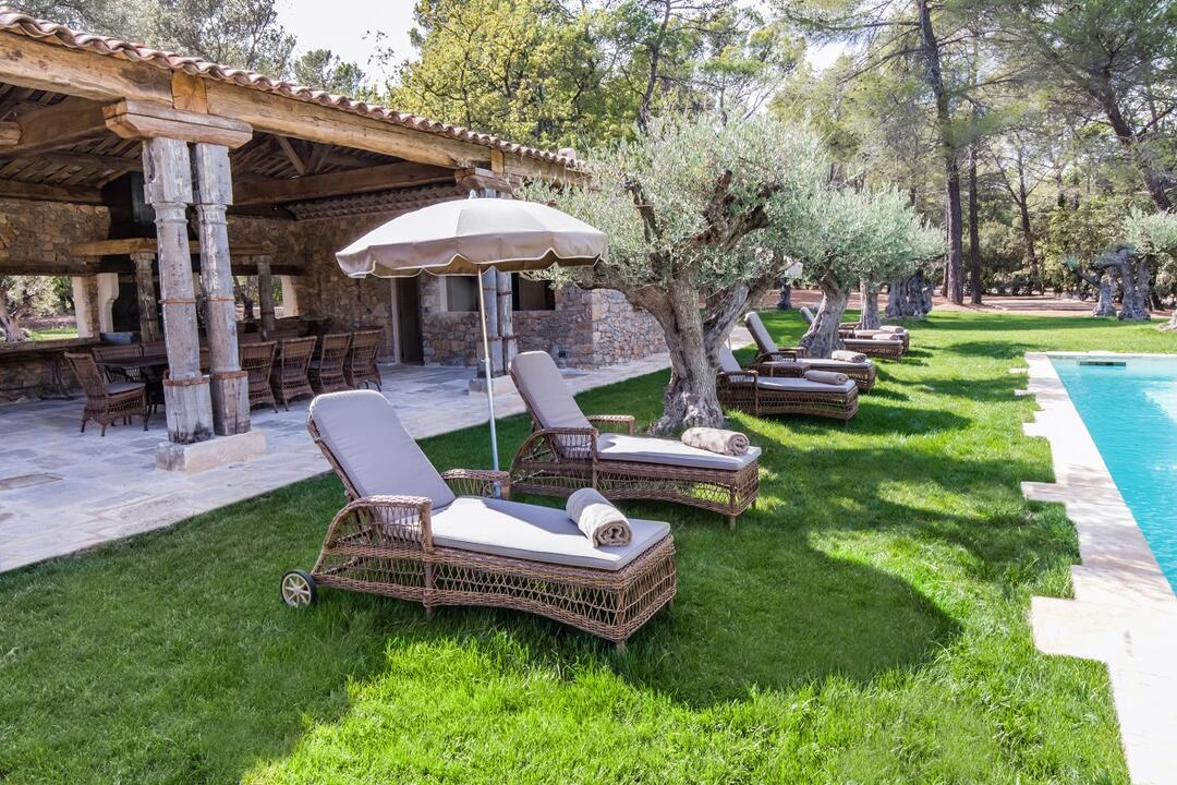 Luxe villa met verwarmd zwembad voor 12 gasten 5 - Villa en Provence: Villa: Exterior