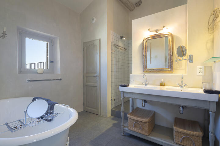 8 - Mas Cabrières-d\'Avignon: Villa: Bathroom