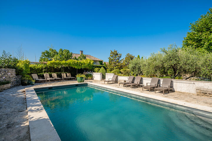 Beautiful estate with a guest house in Cabrières-d'Avignon