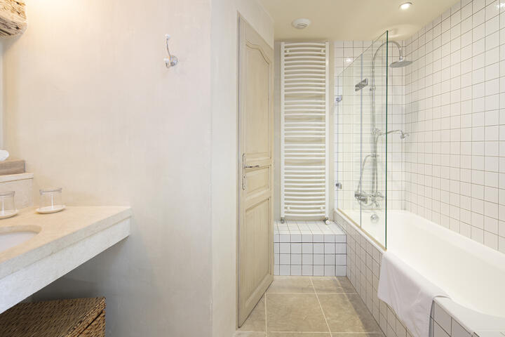 15 - Mas Cabrières-d\'Avignon: Villa: Bathroom