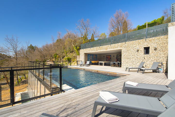 Modern villa with a heated pool less than 1 km from Ménerbes