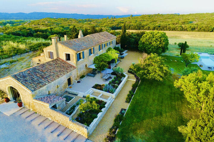 Restored farmhouse with a pool near Les Baux-de-Provence