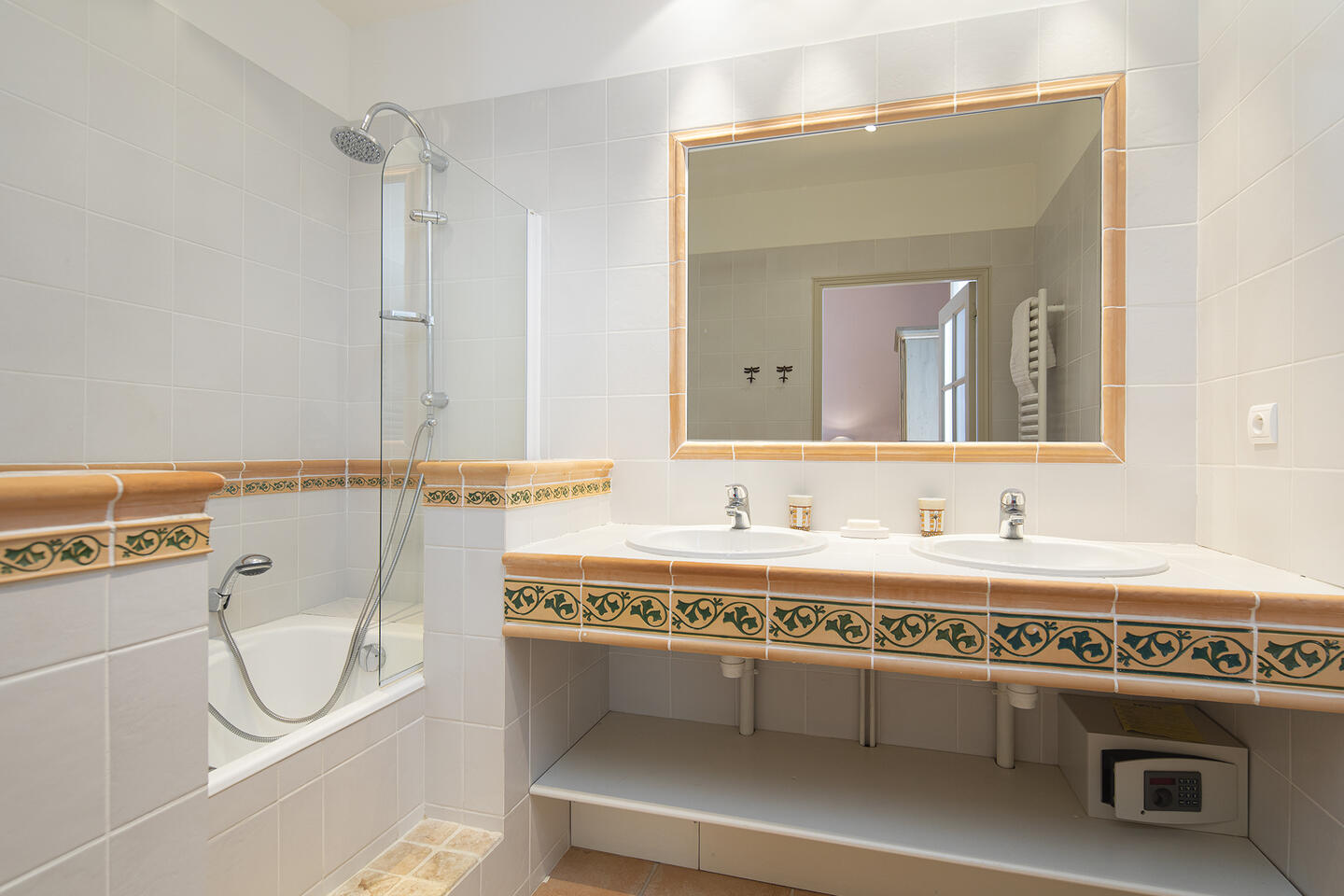 37 - Bastide Lacoste: Villa: Bathroom