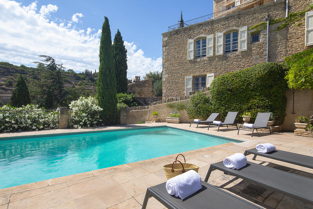 Authentiek vakantiehuis met verwarmd zwembad in het centrum van Gordes 5 - Maison de la Placette: Villa: Pool