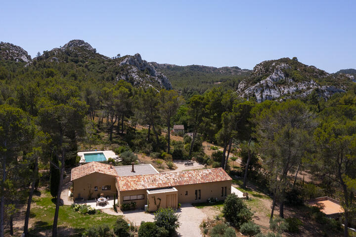 Élégante demeure nichée dans un cadre idyllique, au cœur des Alpilles à Saint-Rémy-de-Provence.