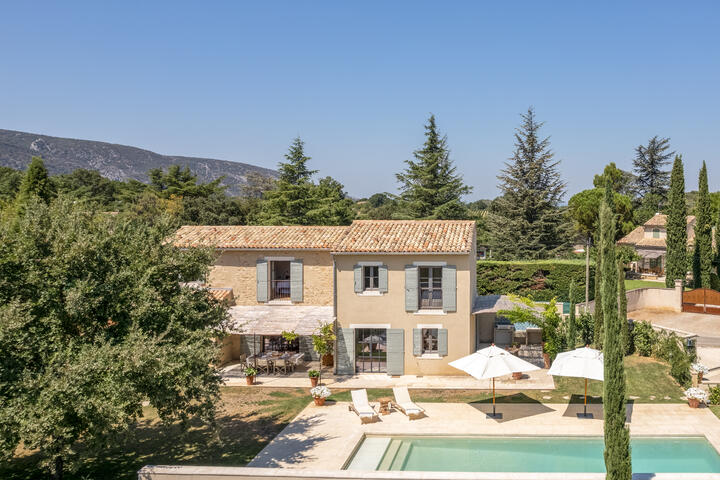 Luxury property with a heated pool near Oppède