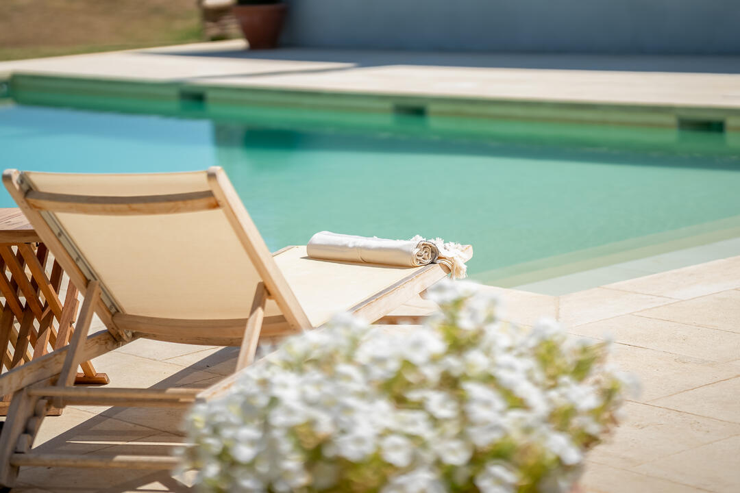 Luxe woning met verwarmd zwembad in de buurt van Oppède 5 - Mas des Vignobles: Villa: Exterior