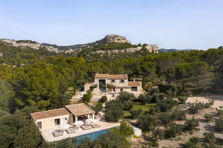 Exceptional holiday rental with a heated pool in the Alpilles