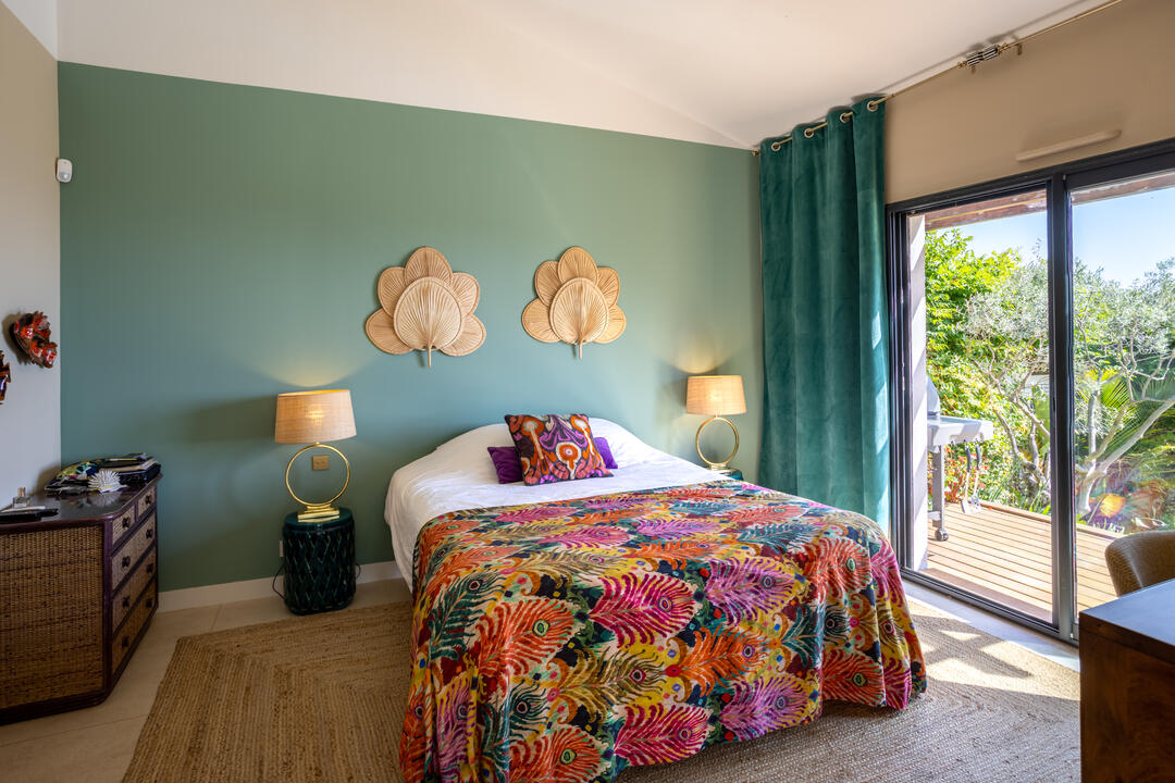 Villa au style raffiné avec Piscine Privée à Hyères 6 - La Villa Emerald: Villa: Bedroom