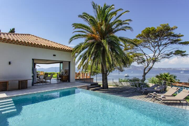 Elegant villa with a heated pool on the Seafront