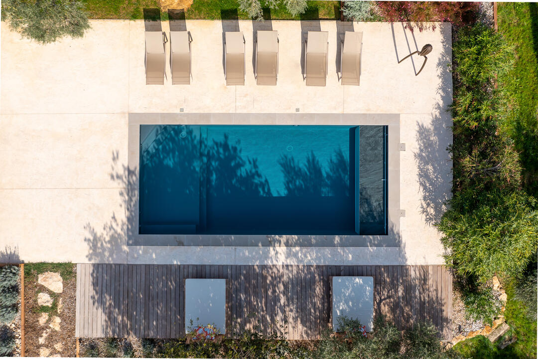 Wunderschöne Villa mit beheiztem Pool in der Nähe von Gordes 5 - Villa des Lys: Villa: Exterior