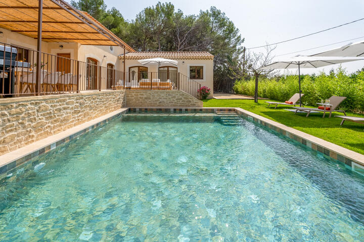 Family-friendly villa near Lourmarin, with air-conditioning and a heated pool
