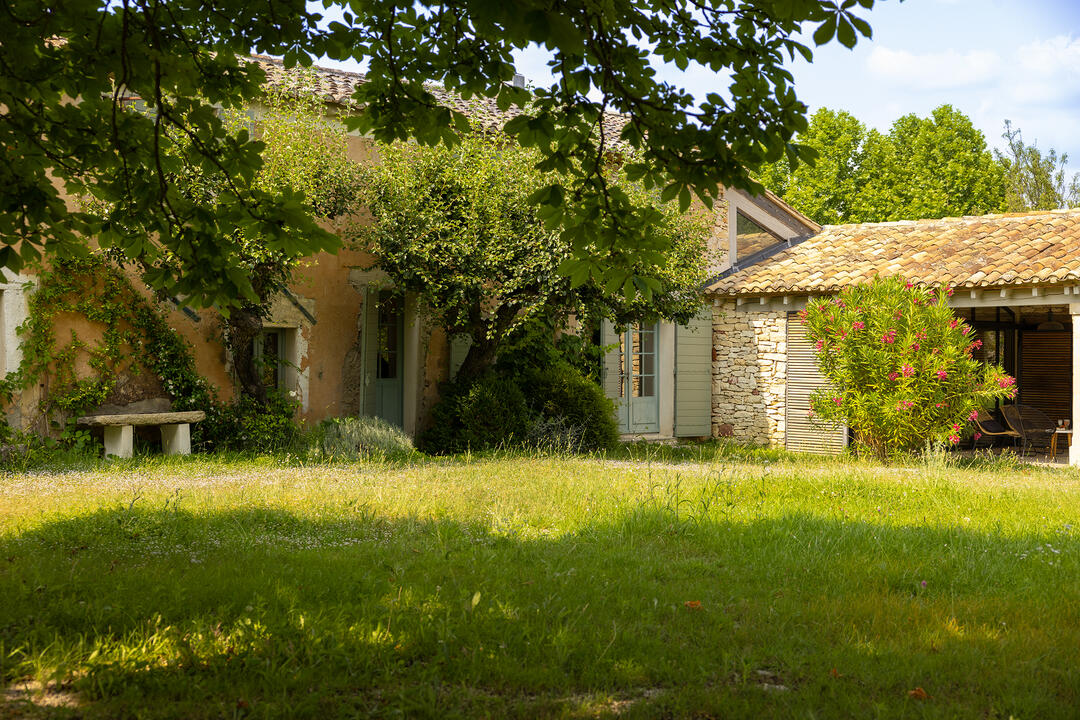 Traditionele boerderij op het platteland van Gordes, met een prachtig uitzicht op het dorp en de wijngaarden 7 - Mas de Marguerite: Villa: Exterior