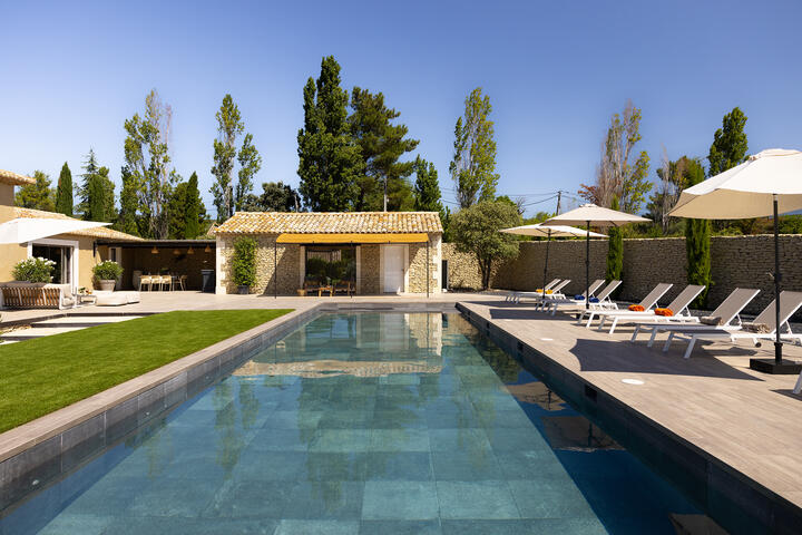 Moderne Villa mit Platz für bis zu 10 Gäste in klimatisierten Schlafzimmern und beheiztem Pool