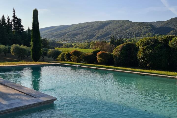 Wunderschönes Anwesen in der Landschaft von Ménerbes, mit Panoramablick und Olivenhain