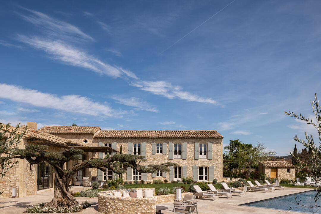 Exceptional farmhouse in the heart of the Alpilles 4 - Mas Chabaud: Villa: Exterior