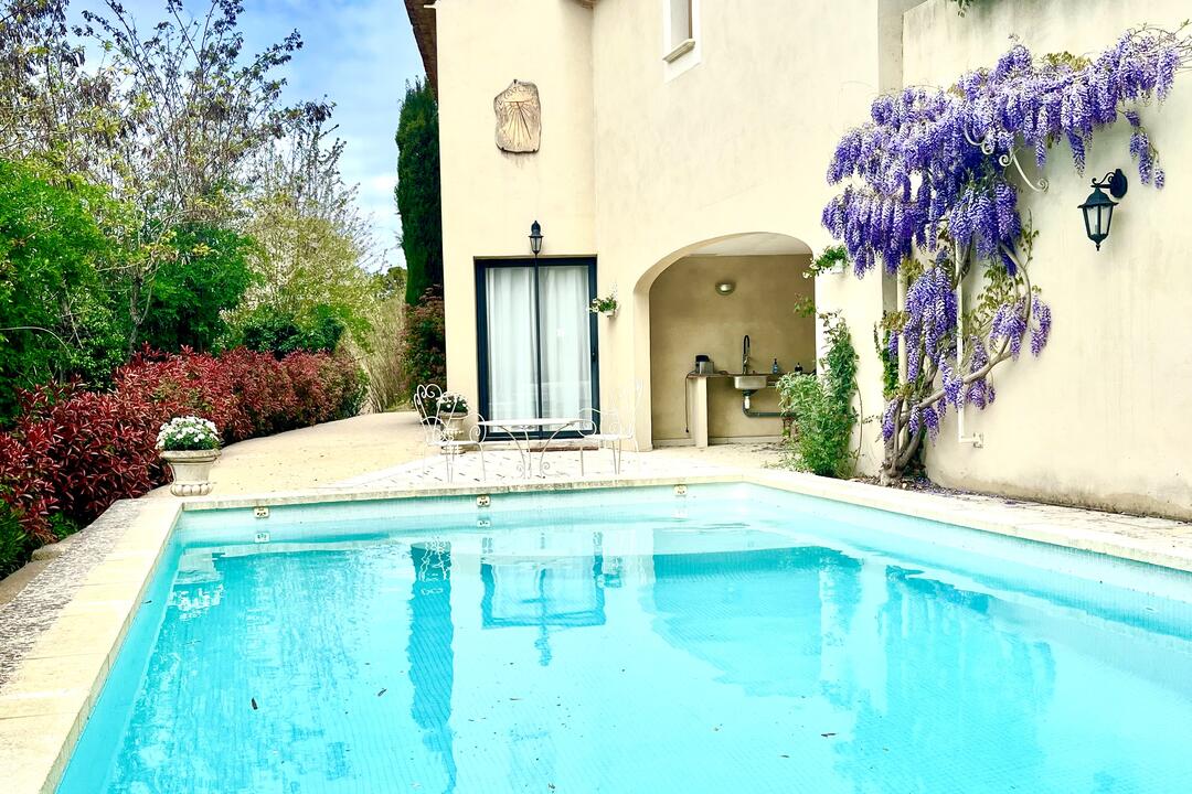 Maison de vacances dans un village du Luberon avec piscine chauffée. 4 - Une maison dans Ménerbes: Villa: Exterior