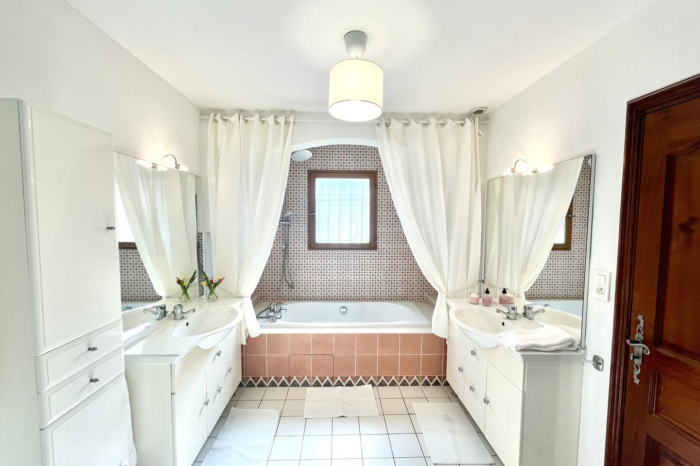 31 - Une maison dans Ménerbes: Villa: Bathroom