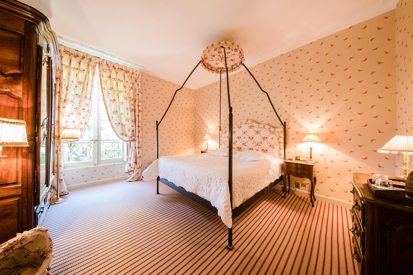 16 - Le Château: Villa: Bedroom