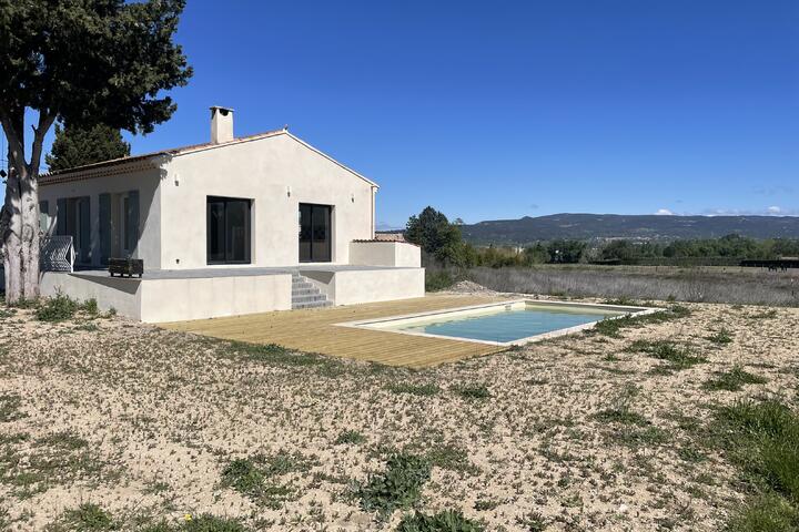 Completely renovated villa in Maubec with swimming pool and view of the Luberon