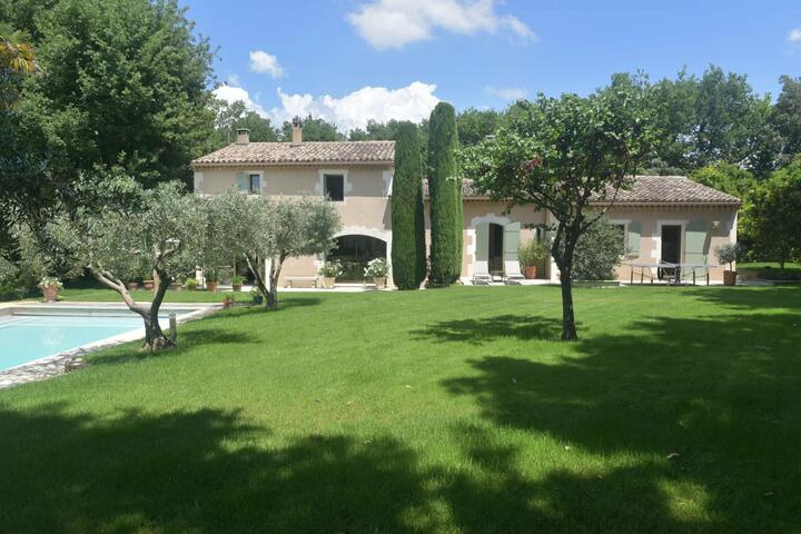 Magnificent villa with swimming pool near the centre of the village of Robion