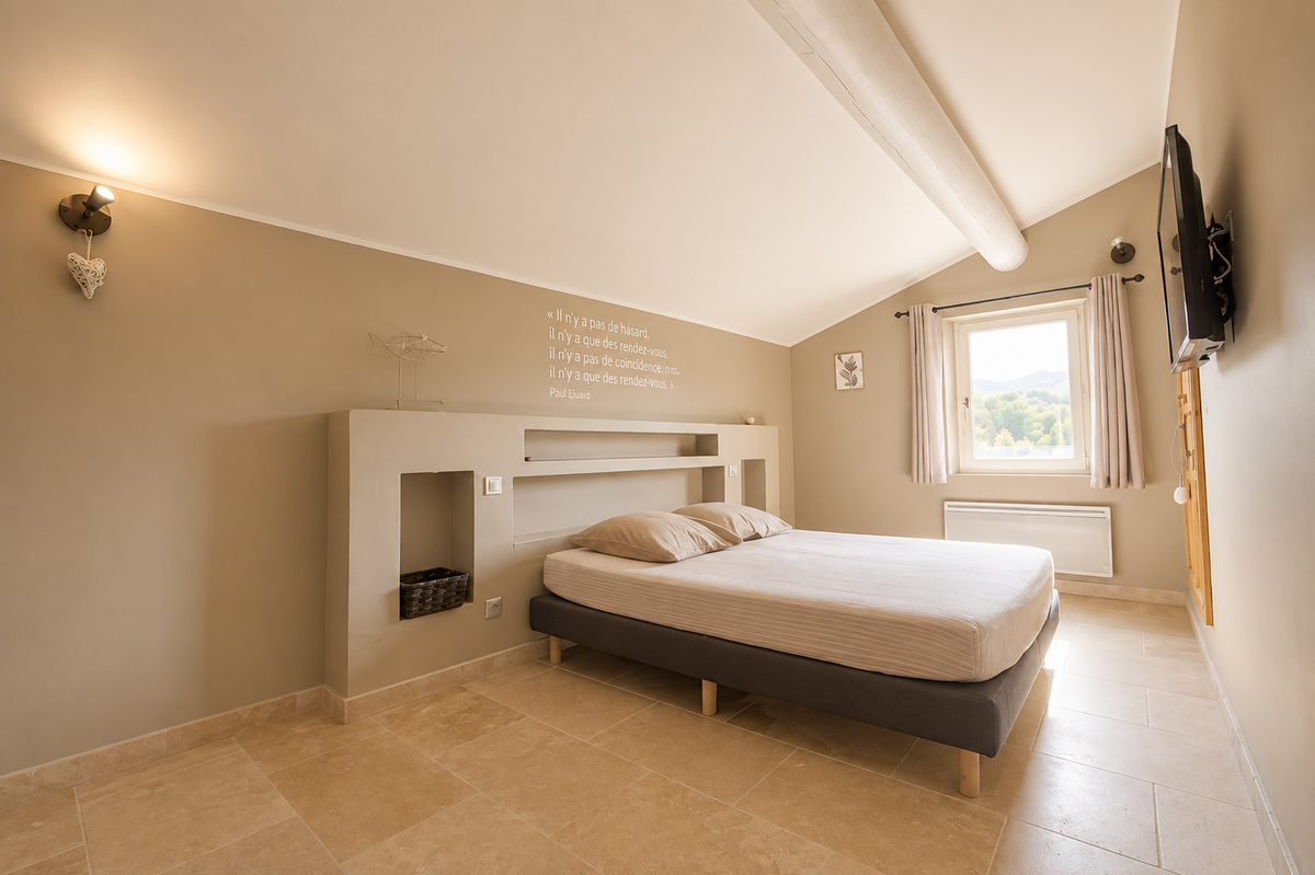 16 - Villa with a heated swimming pool and views of the Luberon: Villa: Bedroom
