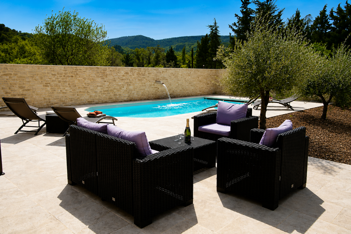 2 - Villa with a heated swimming pool and views of the Luberon: Villa: Pool