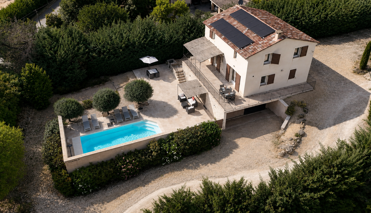 -1 - Villa with a heated swimming pool and views of the Luberon: Villa: Exterior