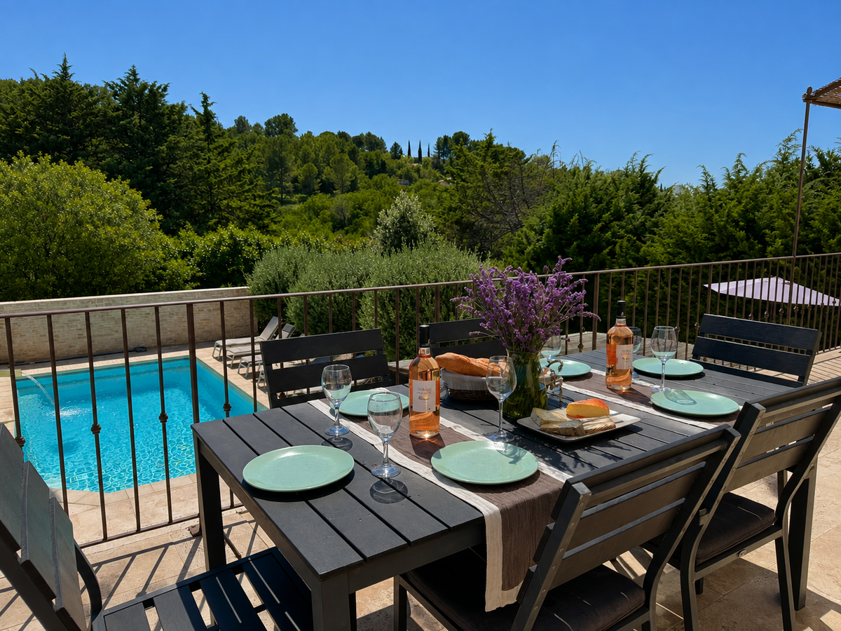 3 - Villa with a heated swimming pool and views of the Luberon: Villa: Exterior