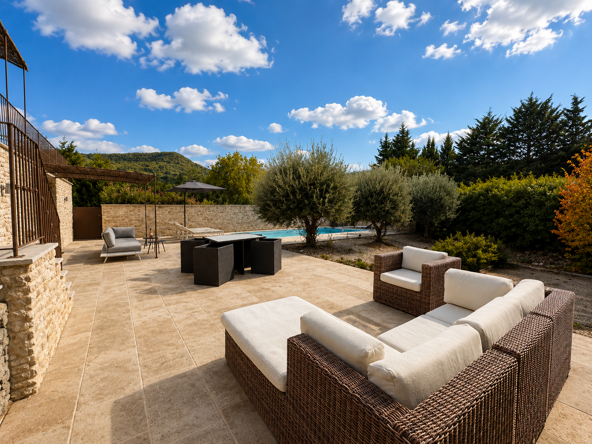 4 - Villa with a heated swimming pool and views of the Luberon: Villa: Exterior