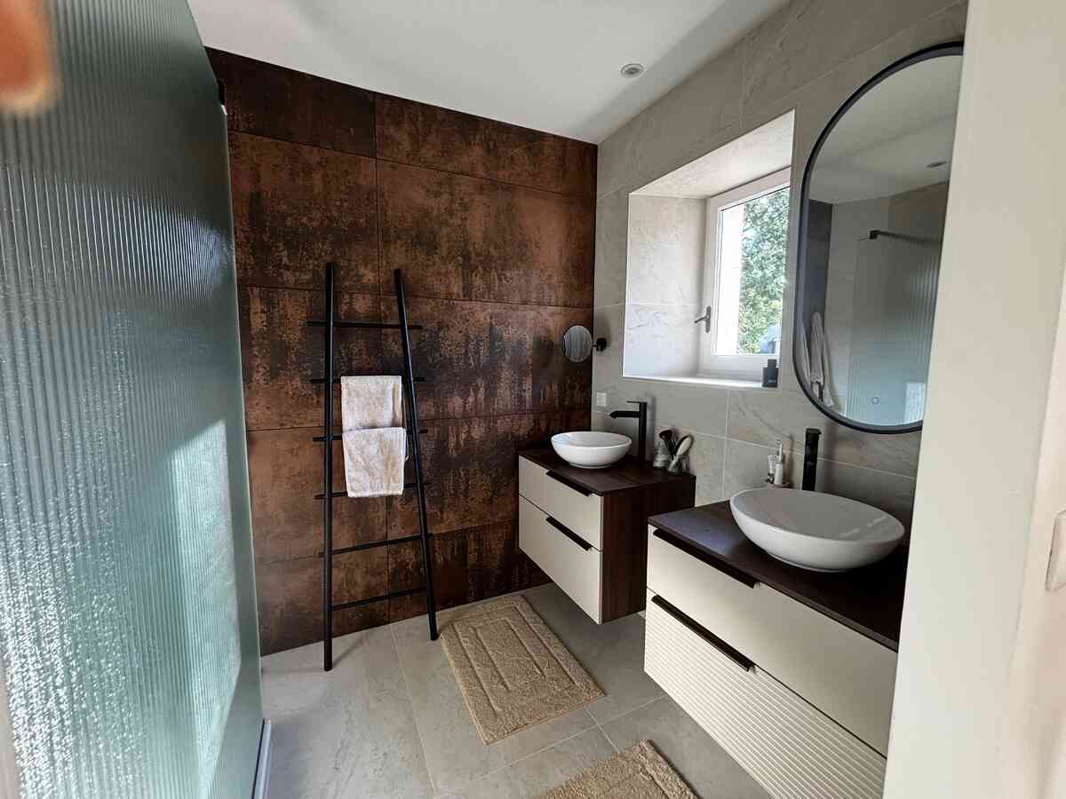 24 - Exceptional, renovated stone farmhouse: Villa: Bathroom