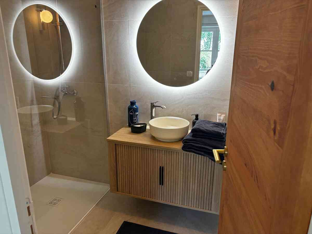 32 - Exceptional, renovated stone farmhouse: Villa: Bathroom