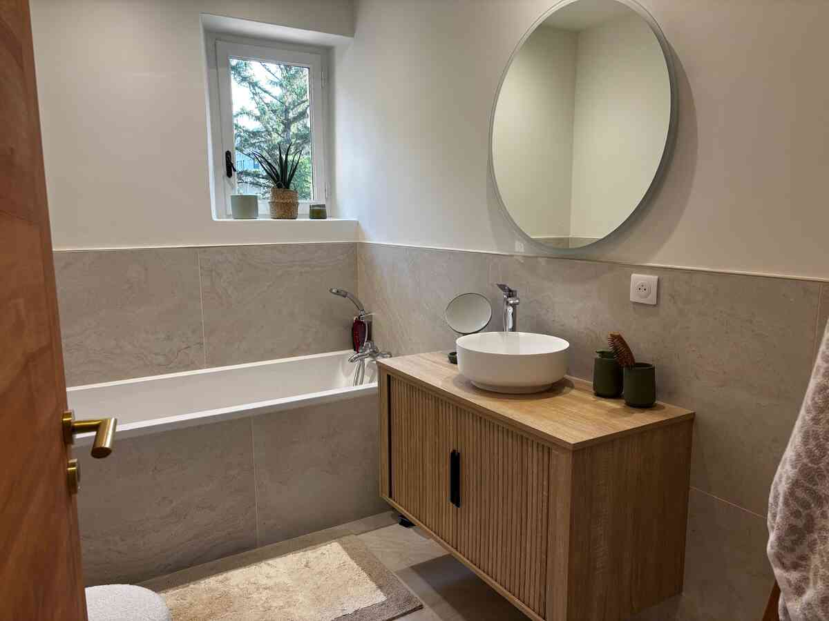 33 - Exceptional, renovated stone farmhouse: Villa: Bathroom