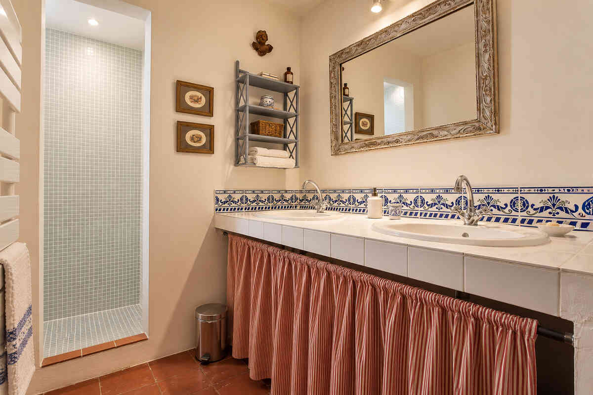 35 - Property with exceptional views in Aubignan: Villa: Bathroom