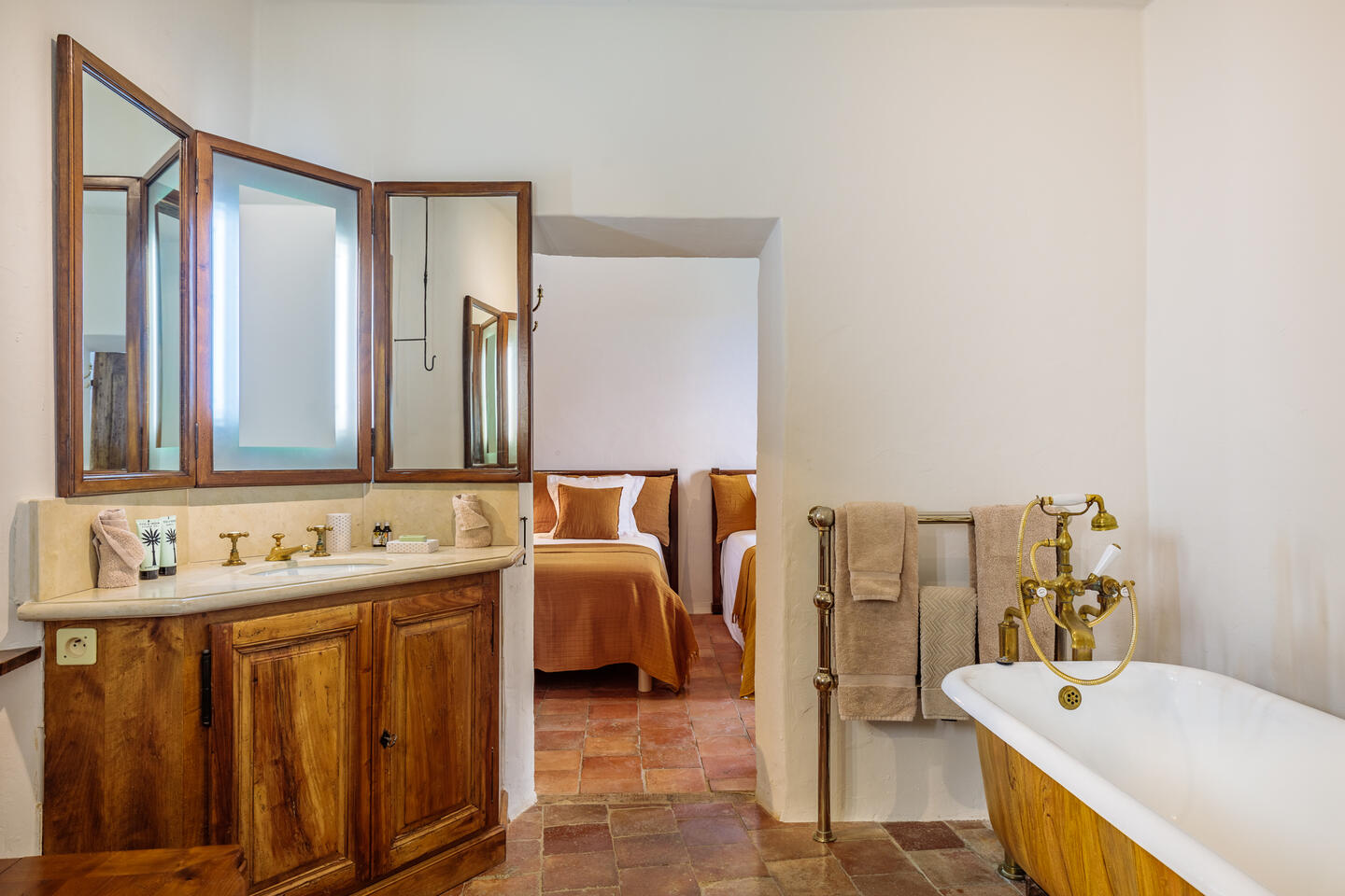 26 - Bastide de Luberon: Villa: Bathroom