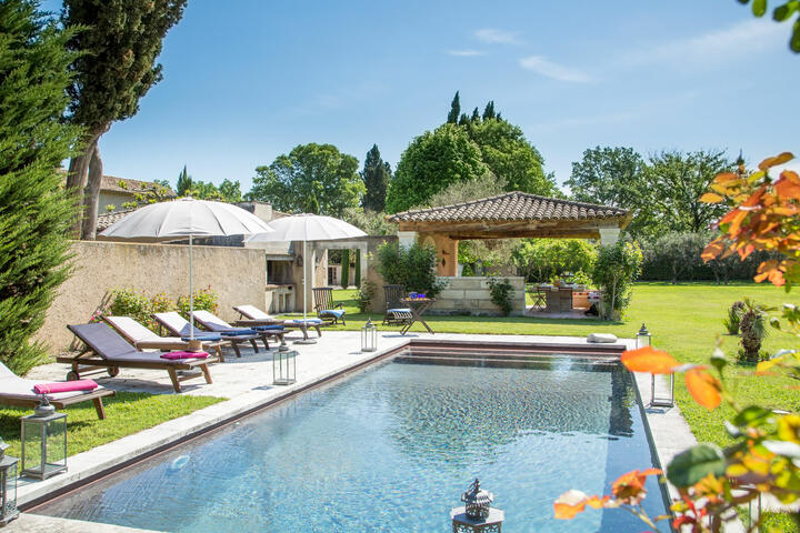 Charming Provençal estate with a tennis court