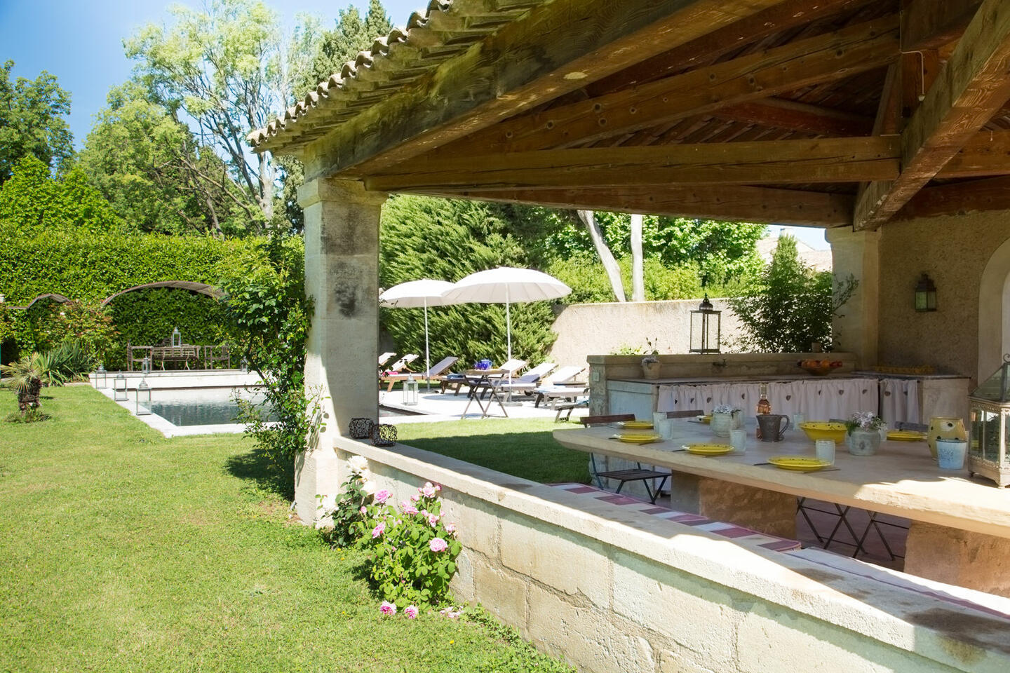 13 - Le Domaine des Cyprès: Villa: Exterior - Le Domaine des Cyprès: Cuisine d\'extérieur