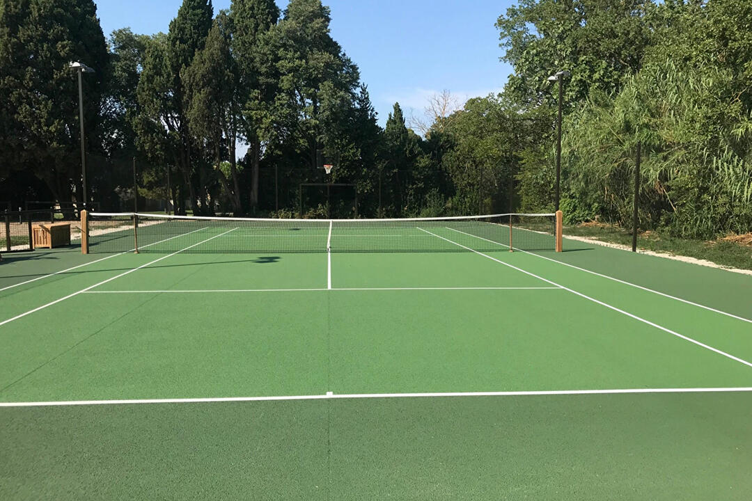 Charmant Provençaals landgoed met tennisbaan 4 - Le Domaine des Cyprès: Villa: Exterior - Le Domaine des Cyprès: Tennisbaan