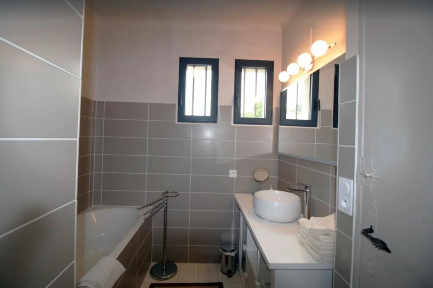 31 - Villa Alpilles: Villa: Bathroom