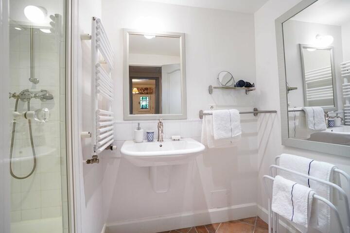 41 - Mas Saint-Andiol: Villa: Bathroom
