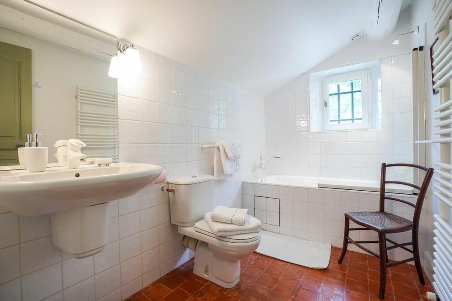 38 - Mas Saint-Andiol: Villa: Bathroom