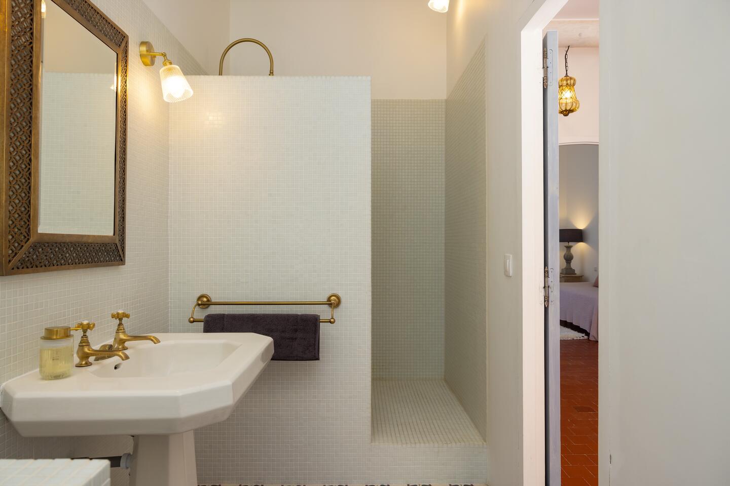 36 - Petite Bastide de Goult: Villa: Bathroom - La salle de bain de Phoenix