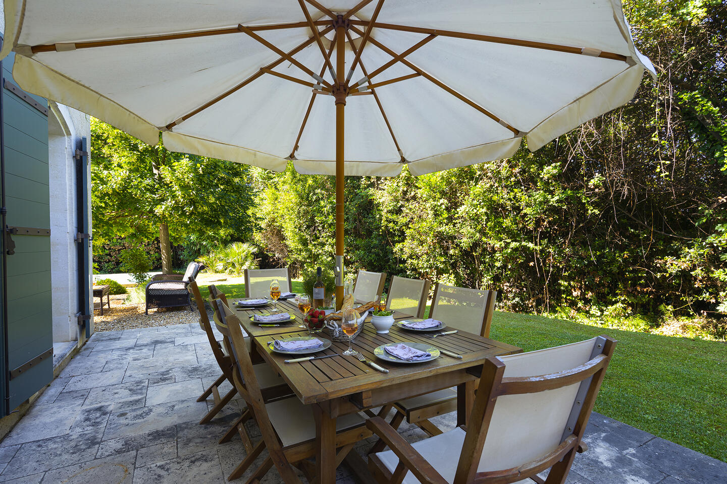 18 - Air-conditioned Bastide with swimming pool near the centre of Saint-Rémy: Villa: Exterior