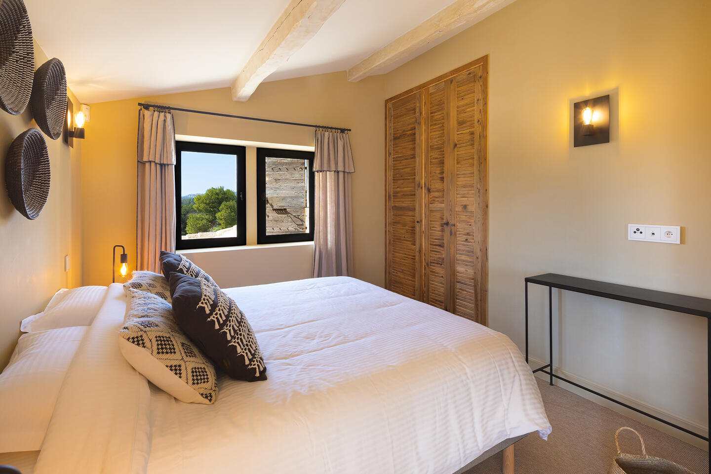 25 - Mas de Provence: Villa: Bedroom