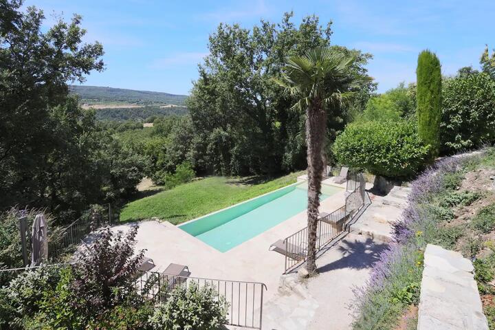 Renovated silk farm with a heated infinity pool in the Luberon