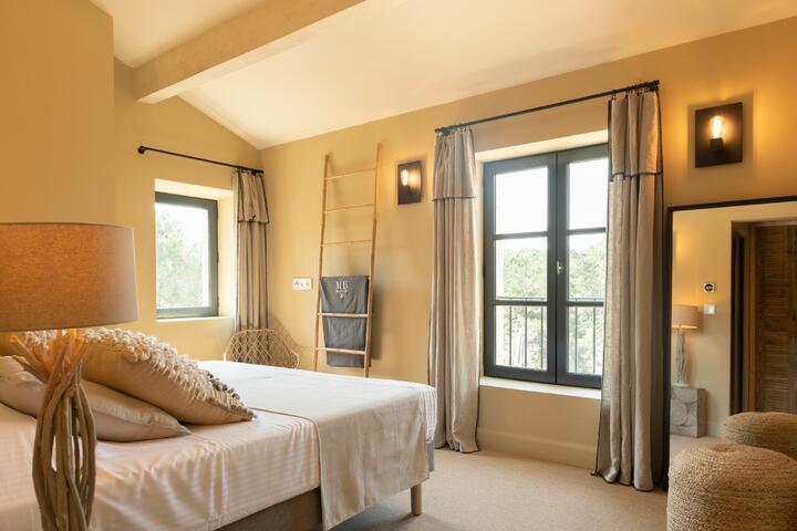 21 - Mas de Provence: Villa: Bedroom
